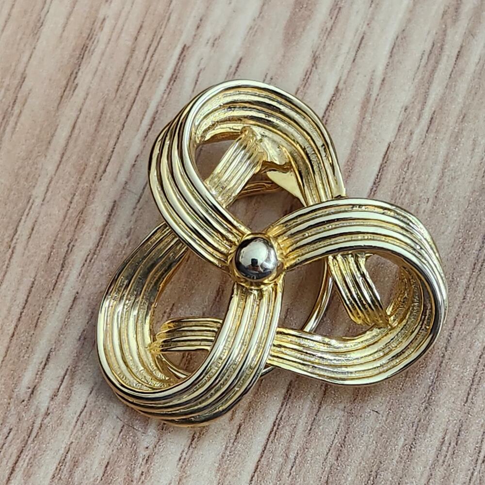 Vintage Gold Tone Celtic Knot Triquetra Scarf Clip Holder Purse Strap Clamp